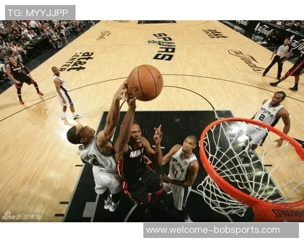 马刺与热火激战正酣篮球直播精彩瞬间回顾与分析